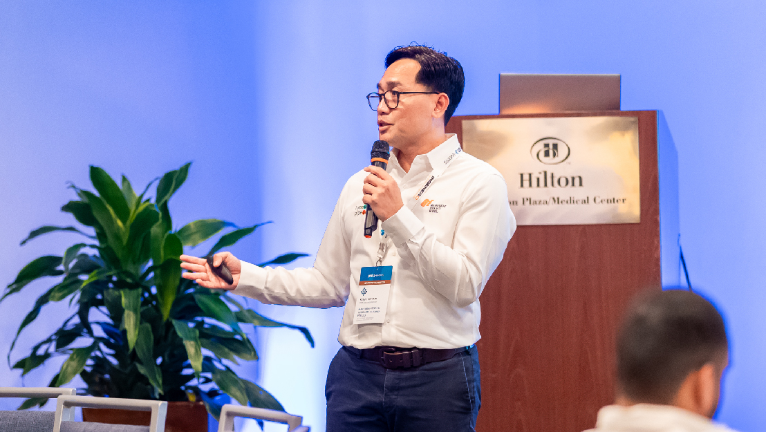 Speaker discussing future of digital business transformation, Industry keynote, Technology conference